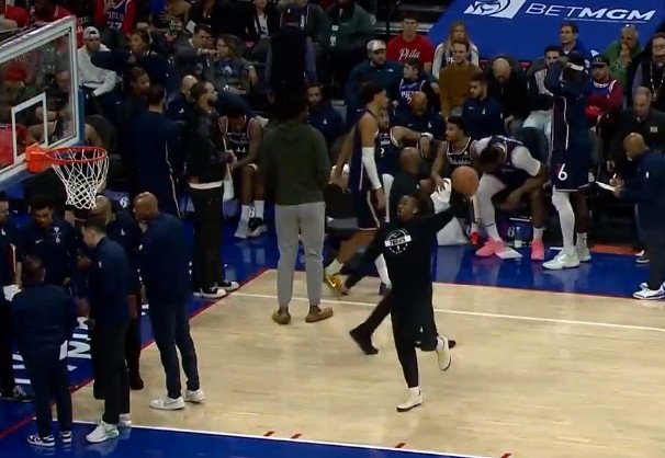 开云官网-哈哈哈有点逗！暂停期间马克西手痒难耐试图勾手 表情稍显夸张